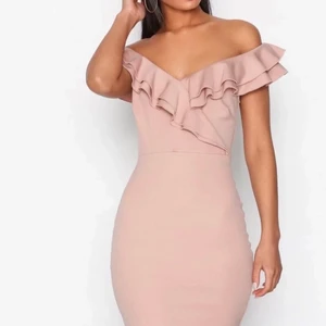 Ny bodyshaping klänning - Jättefin klänning i ny skick som formar kroppen. Köpte från Nelly för några månader sen, men kommer aldrig till användning då den blivit för stor för mig . 