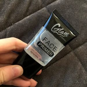 Face primer  - Super fin face primer från glam. Aldrig använd, men har haft en annan innan och den är helt OTROLIG!💘👊🏻