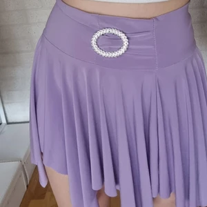 Kjol:) - En festlig lila kjol som är extremt skön och y2k somr köpt på humana. Den faller väldigt fint på kroppen trots att den ser lite ifrågasättbar på bilderna. Den fungerar säkert som topp då den är väldigt stretchig