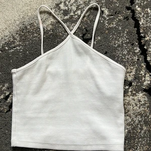 Topp - Säljer denna fina vita toppen från zara som går som ett x vid halsen, den är inte använd en enda gång men prislappen har jag tagit bort, finns inga defekter på tröjan, den är väldigt fin nu till våren och sommaren, den är i storlek S och sitter inte för tajt men inte för löst, slutsåld i butiken. Säljer den för 50 kr + frakt.