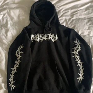 Independent hoodie med coola tryck⚡️ - Hoodie i jättefint skick, dm för fler bilder. 100kr