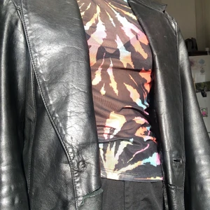 mörk mesh med olika färger!! - snygg långärmad, svart mesh tröja med olika färger på som för den speciell!! skulle säga att den passar s-m. (kanske går att pruta;))