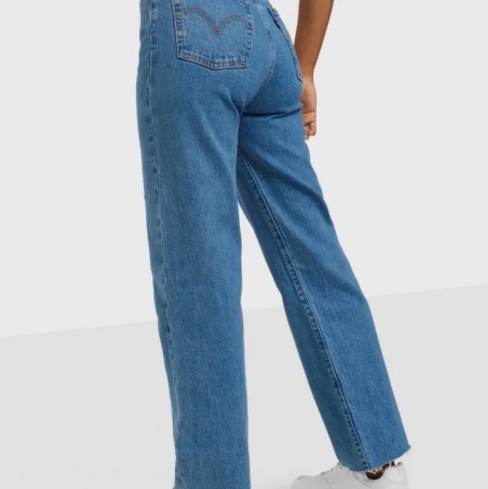 Säljer dessa blå Levis jeans i modellen ribcage, då dem blivit för stora för mig, sparsamt använda. Skriv privat för mer frågar och bilder🤍. Jeans & Byxor.
