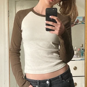 Brandy Melville tröja - Säljer denna fina tröja från brandy melville då jag redan har en fast i en annan färg. Har inte använt mycket så den är i bra skick. 