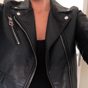 Skinnjacka  - Skinnjacka från Zara i strl M, men sitter mer som en S. Använd fåtal gånger. Säljes pga ingen användning.