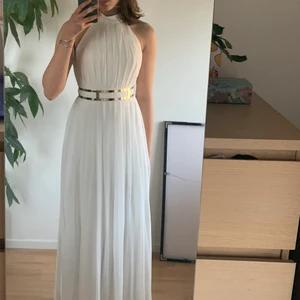 Långklänning  - Fin långklänning som jag har haft som balklänning. Endast använts en gång på min bal, därefter har den kemtvättats och bara hängt i garderoben. Klänningen har öppen rygg och inbyggd bh, skärpet i metall hörde till när jag köpte den och ingår! Den är i storlek 34 men passar också mig som har 36, pris kan diskuteras :)