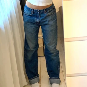 Vintage levis 751 - INTRESSEKOLL på dessa otroliga vintage levis 751 i en så fin mörkblå färg! Midjemått 44cm, innerben 85cm, sitter snyggt oversize på mig som brukar ha 36 och är ca 168! Perfekta nu till sommaren! Skriv för frågor, mått eller fler bilder!💕💕💞 BUD PÅ: 500kr💕