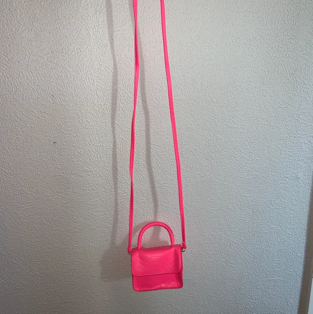 Säljer denna supersöta rosa mini väska för 50kr, frakt ingår😇✨. Accessoarer.