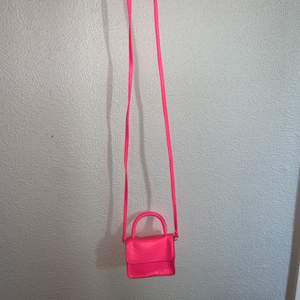 Säljer denna supersöta rosa mini väska för 50kr, frakt ingår😇✨