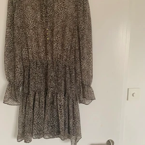 Populär zara klänning - En jättefin zara klänning som nästan aldrig använts och i jättefint skick!! Skriv vid fler bilder eller intresse 🥰