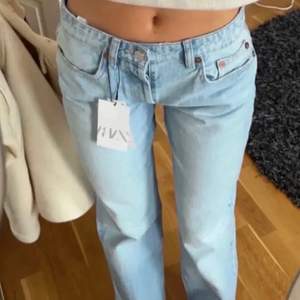 Populära och snygga jeans från zara🤍 är knappt använda och i bra skick✨💕 (den första bilden är lånad) 
