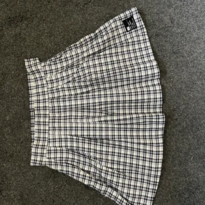 Rutig kjol - En blå lika rutig kjol från Berskha, Bra skick