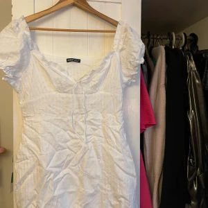 Vit klänning  - Vit klänning perfekt nu inför student och skolavslutning. Aldrig använd. Strl L men skulle säga att den passar M bättre 