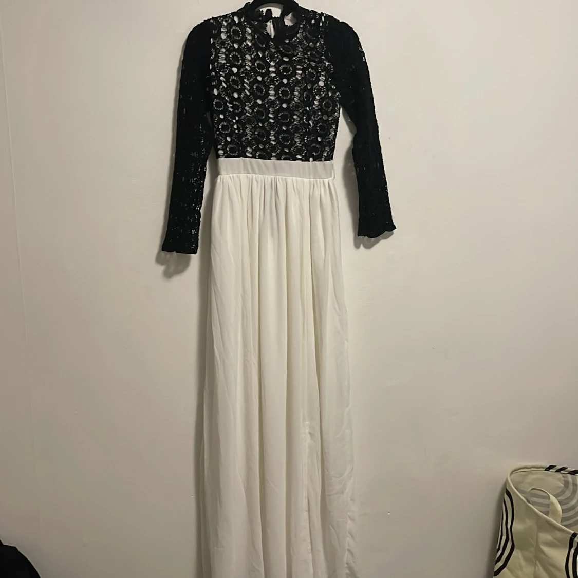 Virkat maxiklänning med svart material - 90