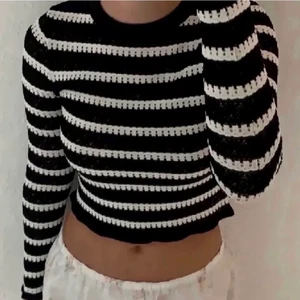 Zara tröja  - Säljer min jättesnygga och trendiga tröja från zara i storlek S men passar även XS💞💞 Köparen står för frakt!