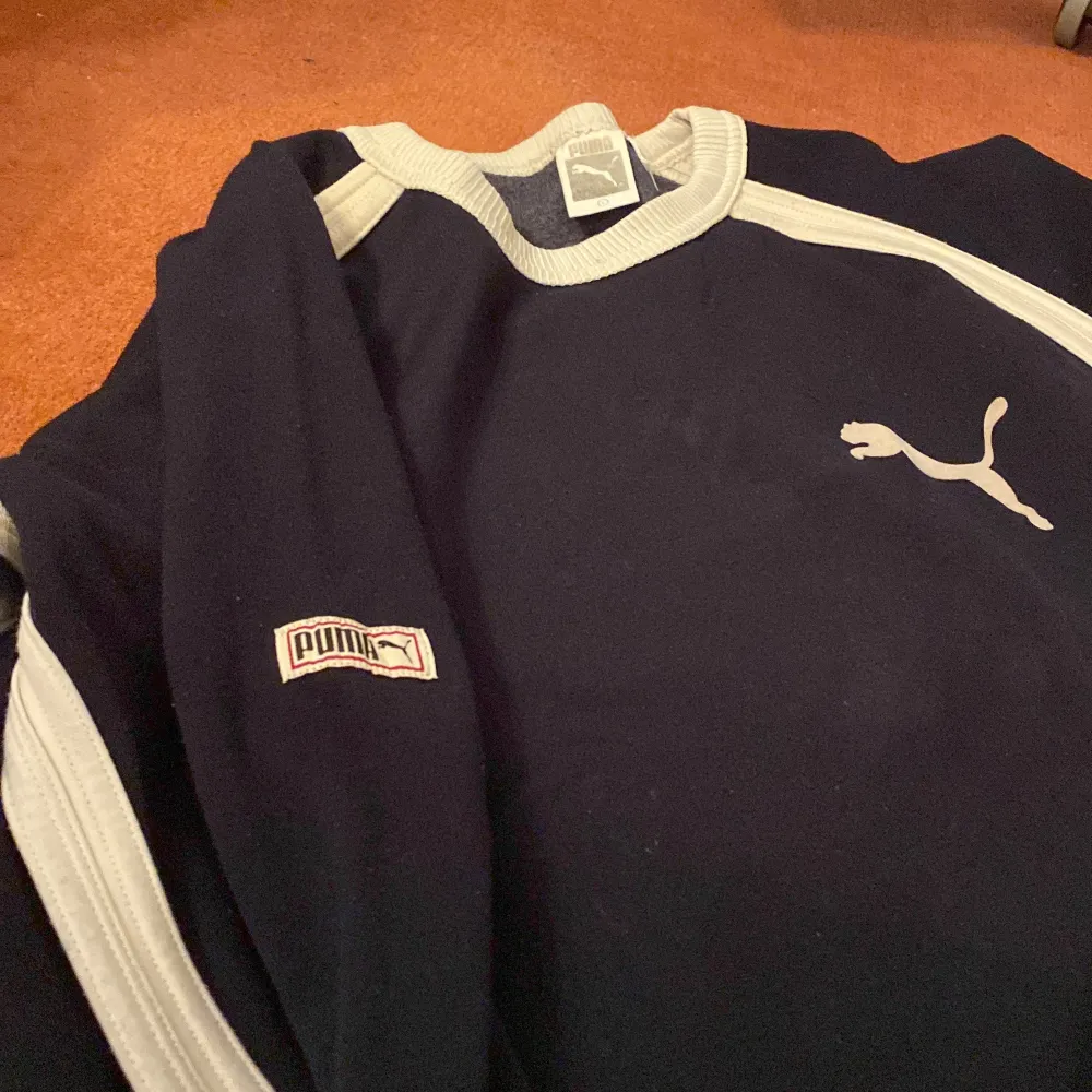 Lite vintage puma sweatshirt. Köpt på tradera. Lite tightare passform. Tror inte det är 100% bommul men den är skön. Ingen resor i midjan så den sitter lite som en långärmad t-shirt. Är 177 cm lång och väger 77 kg för referens i andra bilden. Möts upp i lund. Tar emot swish eller kontant.. Hoodies.