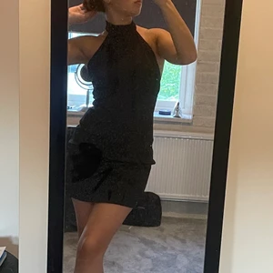 Svart klänning  - En svart zara klänning som aldrig är använd, den är öppen i ryggen. I storlek M 