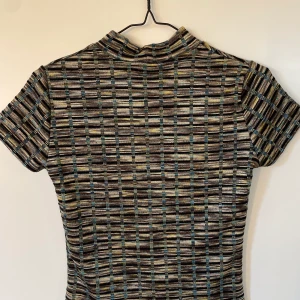 Zara topp storlek small - Säljer denna fina topp från zara i storlek small. Aldrig använd och lappen är kvar. Buda i kommentarerna, bud startar på 80kr