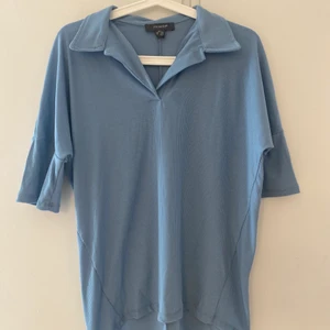 Blå t-shirt  - Blå t-shirt från primark, storlek xxs dock är den väldigt stor, aldrig använd därav säljs den!