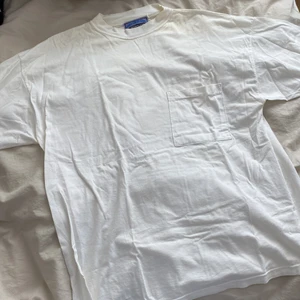 Oversize t-shirt - Säljer denna oversize t-shirten i strl xl. Superbra skick! Säljer för 50kr + frakt🫶🏼🌺