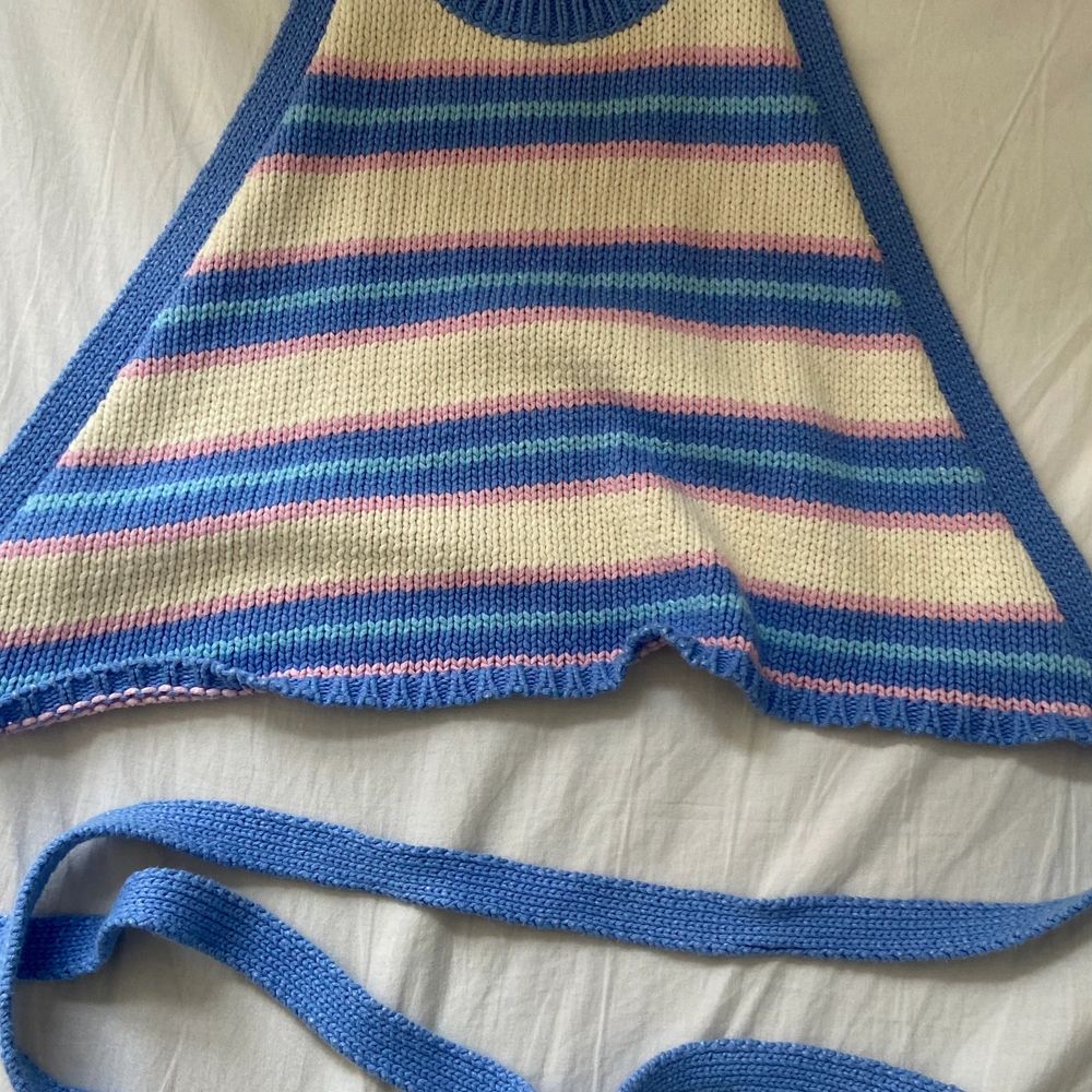 Jag säljer den här sommar toppen som var väldigt populär förra sommaren! Säljer den för att jag inte använder den. Storleken är M och jag säljer den för 90kr💞💞💞. Toppar.