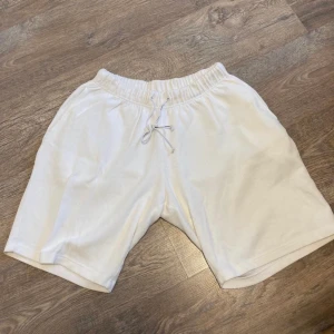 Burberry shorts - Burberry shorts storlek L, passar till M, ny skick använda en gång. Pris kan sänkas vid snabb affär 