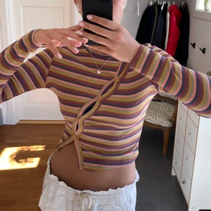 Randig topp - Superfin randig topp med knäppen som detalj. Jättemjukt material. Aldrig använd 