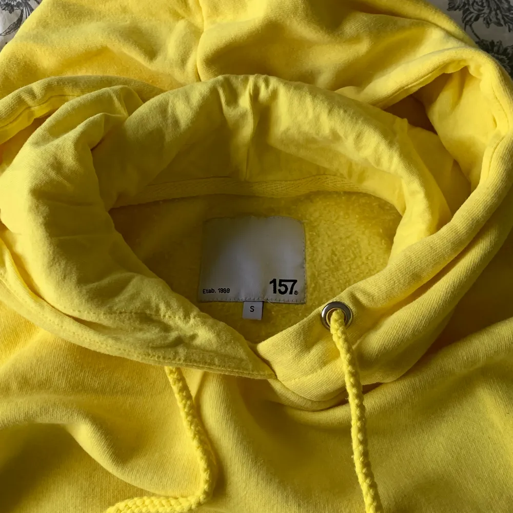 En felfri starkt gul hoodie från Lager157😊 Använd 1, Max 2 gånger. 60kr, frakt betalar köparen💫. Hoodies.