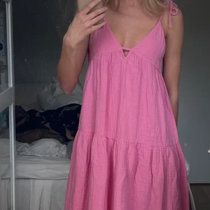 Zara klänning - Säljer mig supersöta sommarklänning från zara. Så somrig och härlig!! Knappt använd. Buda från 450kr eller köp direkt för 600kr💓💓