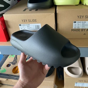 Yeezy Slide Onyx - Säljer nu dessa Yeezy slides onyx i storlek 43 Eu! Det är de absolut skönaste tofflorna man kan ha på sommaren så kan starkt rekommendera dem. Skriv till mig vid frågor eller ifall ni vill ha fler bilder. Rekommenderar att ta en storlek större än du vanligtvis tar då de är små i storleken