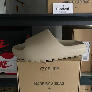 Yeezy slide ”pure” - Säljer yeezy slides storlek 44,5 passar 42-44📢