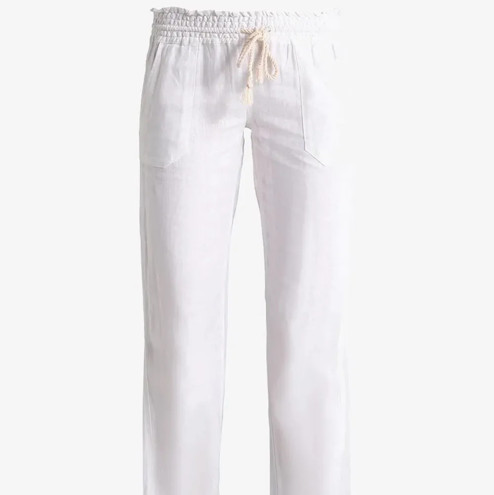 Säljer då dem var en aning små. Aldrig använt super fina och trendiga. Slutsålda på hemsidan. Frakt står köparen för🫶🏼 . Jeans & Byxor.