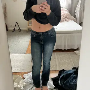 Low waist jeans köpta second hand! Mycket nöjd med dem eftersom fickorna är coola! Säljer billigt och bra, skriv ifall du är intresserad! INGA fläckar eller defekter eller slitningar!💋💋💞💞