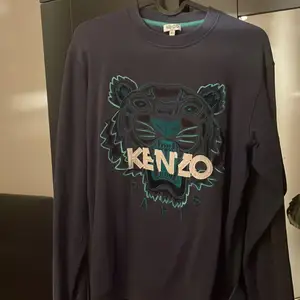 Kenzo sweatshirt i storlek S passar även M. Knappt använd medföljer originalkvitto med på 2,299 släpet den väldigt billigt vidd snabb affär. Intresse av fler bilder eller frågor hör av er. 