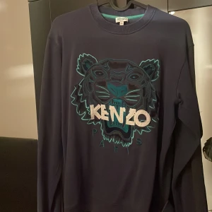 Kenzo sweatshirt st S - Kenzo sweatshirt i storlek S passar även M. Knappt använd medföljer originalkvitto med på 2,299 släpet den väldigt billigt vidd snabb affär. Intresse av fler bilder eller frågor hör av er. 