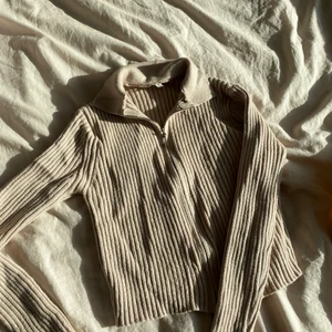 Tröja  - Tröja strl xs men den är stor i storleken så passar nog S mer. Aldrig använd