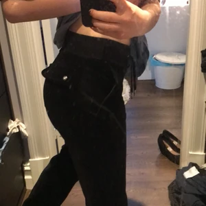 Juicy couture  - Jag säljer dessa juciy byxor för att dom it kommer till användning. Nästan nyskick använda ett fåtal ggr. Inga skador nästan som nya. Köparen står för frakt❤️dom är slutsålt överallt