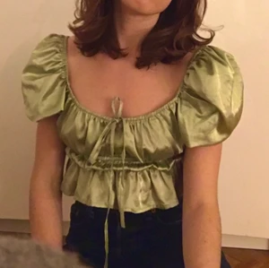 Croppad Silkesblus  - Superfin croppad silkesblus i en mjuk grön ton. Inköpt här på Plick men utan lapp, storlek S. Skickar eller möts upp i Stockholm ☀️