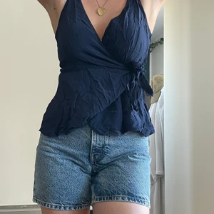 Mörkblått linne  - Blått omlottlinne från Massimo dutti i storlek S. Lite slitna knytband men smälter in då det är ett ”fladdrigt” skönt material!  