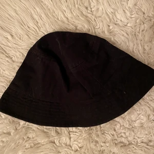 Svart bucket hat  - Svart bucket hat från BikBok