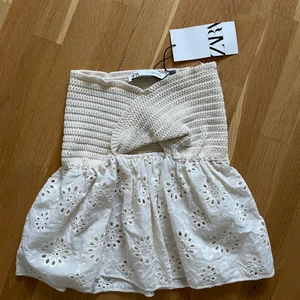 Zara topp - Jättesöt topp från zara i storlek xs. Den är helt oanvänd, endast testad och prislappen är kvar. Säljer då den var något liten på mig. Köparen står för frakten💗