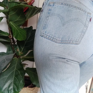 Levis 501  - Säljer ett par Levis 501 i storlek 26. Längd 28. Hög midja med knappgylf. Jag tycker de är ganska stora i storleken . Köpte här på plick men förstora för mig . Fint skick. 