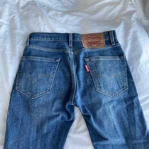 Lågmidjade jeans från Levi’s i bra skick❣️ Kontakta vid intresse eller vi ha fler bilder🌟