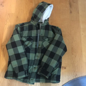 Brandit svart/olivgrön lumberjacka  - Oanvänd Skogshuggarejacka med Teddy foder.  Nypris 900