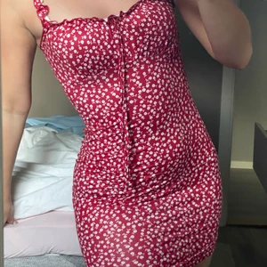 Shein klänning - Superfin och skön klänning från Shein! Använd ca 3 gånger, nyskick! Så skön nu till sommaren! Stl S men skulle säga att den är mer som en XS! Pris kan diskuteras vid snabb affär