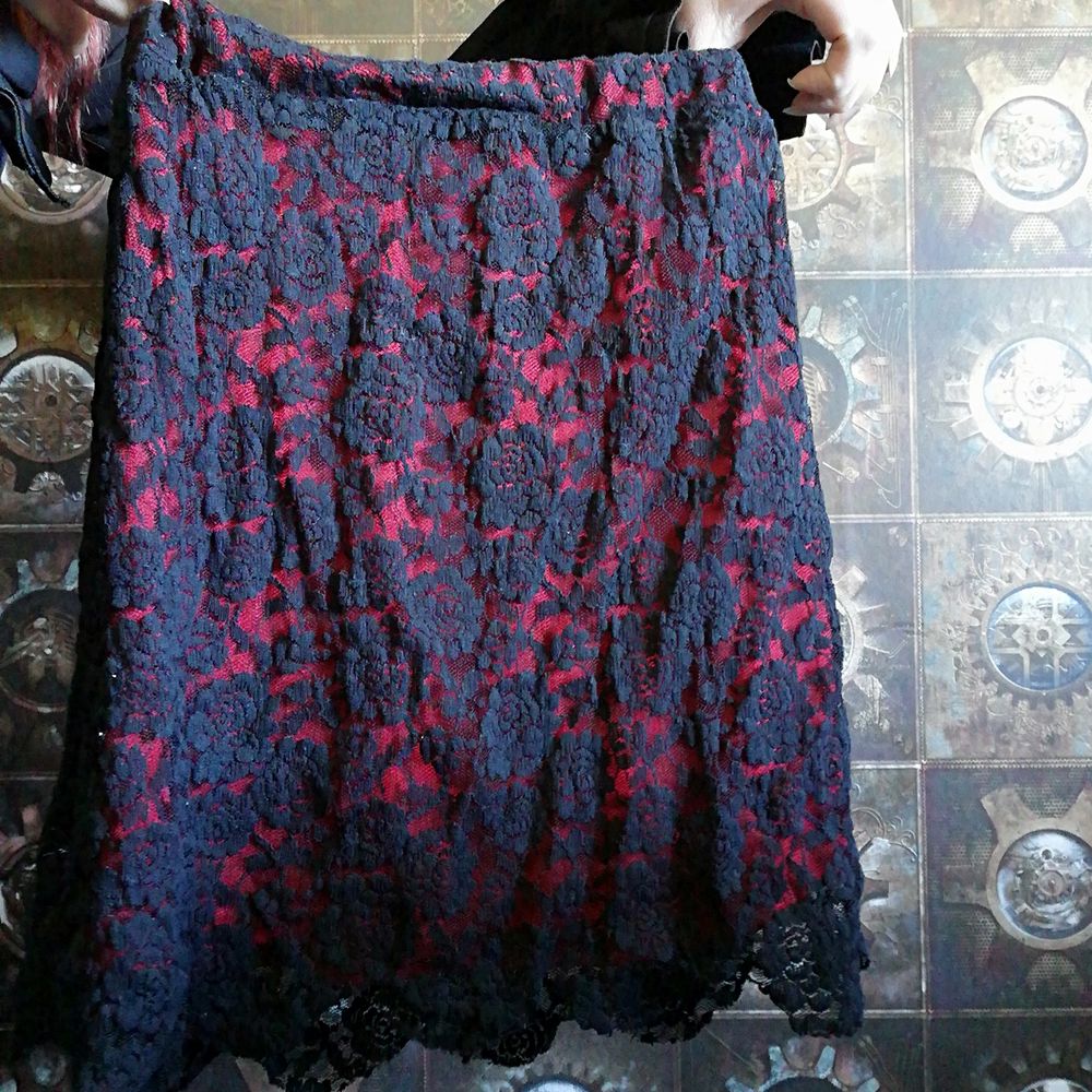 Röd kjol med svart spets tuyg över med svarta rosor frå gothicana🕷️knappt använd fick den av min man för många år sedan använd kanske 2 gånger😅 pris 50 kr frakt till komer . Kjolar.