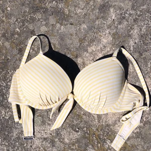 bikiniöverdel - 80C, tvättas innan den skickas! använd en sommar så i bra skick 💛