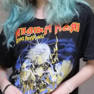 Iron Maiden tröja Merch  - Iron Maiden tröja med ryggtryck, lite sliten i kragen men det passar ju en rock tröja 😎