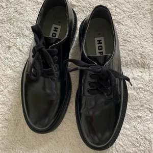Derby skor från HOPE - Storlek 38! Väldigt fina men använder tyvärr bara sneakers oavsett hur många andra skor jag köper 🙈 lådan tillkommer, bara att hämta! (Nypris var 3100kr) 