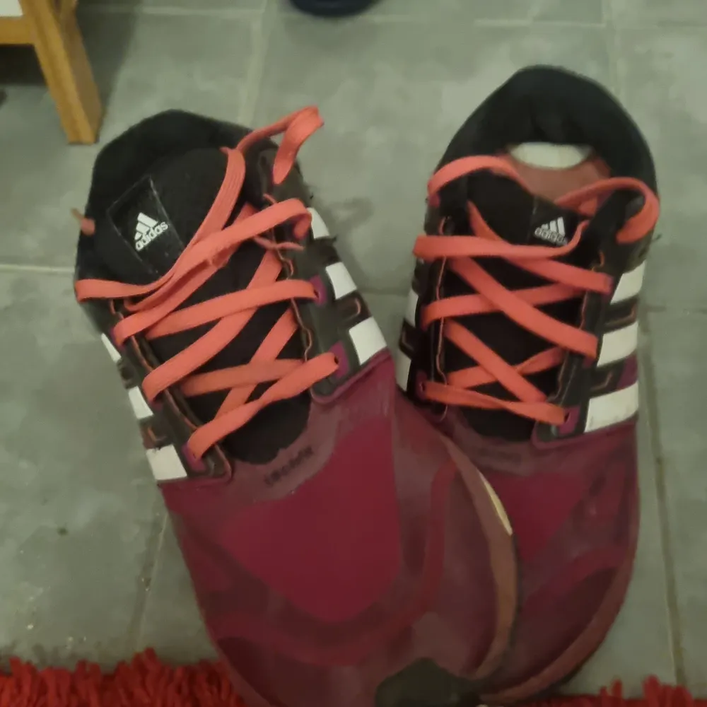 Ett par Adidas skor använda fåtal gånger som nya . Skor.
